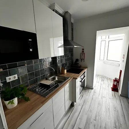 Flat 4 Apartment *